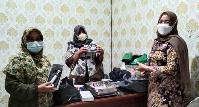 Prabumulih,Inmas Penyerahan alat UKS Kit oleh Dinas Kesehatan Kota Prabumulih Irma Suryana yang diterima langsung oleh kepala urusan tata usaha Trismalina dan didampingi oleh pembina UKS Yessi Arnila di ruang kepala urusan tata usaha mts negeri 1 kota prabumulih dengan simbolis untuk kebutuhan belajar anggota palang merah remaja yang ada di madrasah yang berjalan lancar dan sukses. Senin (7/3). UKS Kit Adalah singkatan dari usaha kesehatan sekolah sebagai fasilitas perlengkapan di sekolah dasar atau madrasah dalam proses pelayanan kepada siswa siswi sekolah yang membutuhkan pelayanan kesehatab yang ada dilingkungan madrasah ada pun alat perlengkapan UKS Kit antara lain adanya tas, garpu tala, palu pengukur refleksi, pengait serumen, pengukur tinggi badan, pinhole, snellen cart dan spekulum hidung. “Alhamdulilah sekolah kita terpilih untuk menerima bantuan UKS Kit dari Dinas Kesehatan Kota Prabumulih yang sangat membantu sekali untuk kegitan UKS madrasah dalam hal menunjang kegiatan palang merah remaja madrasah, kami pihak madrasah mengucapkan terima kasih atas bantuan UKS Kitnya semoga kedepannya Dinas Kesehatan Kota Prabumulih untuk selalu membatu dan melengkapi sarana prasarana UKS Mts Negeri 1 Kota Prabumulih pada Khusunya. Ujar Tris “Semoga saja bantuan ini dapat membatu madrasah dalam menjalankan usaha kesehatan sekolah untuk membatu siswa atau guru yang sakit dan kami harapkan bantuan ini dapat dijaga jangan sampai rusak karena tidak semua sekolah di kota prabumulih menerimanya karena keterbatasannya alat UKS Kit ini. Ujar irma Tujuan UKS adalah untuk meningkatkan mutu pendidikan dan prestasi belajar peserta didik dengan meningkatkan perilaku hidup bersih dan sehat serta derajat kesehatan peserta didik dan menciptakan lingkungan yang sehat peserta didik dapat belajar tumbuh dan berkembang secara harmonis serta optimal menjadi sumber daya manusia yang berkualitas.(ami)